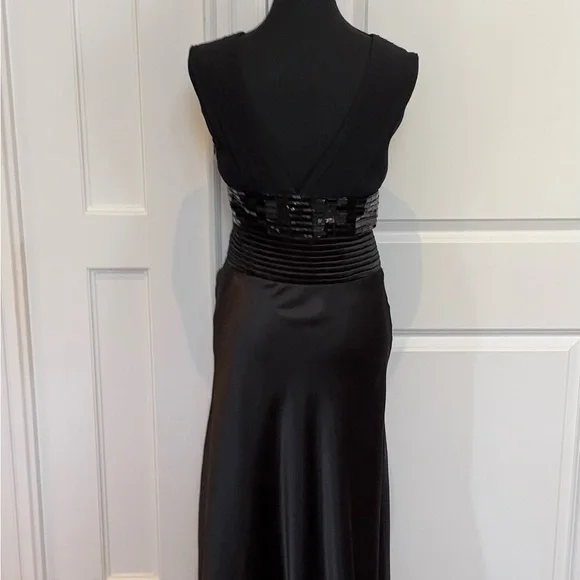 Elegant Black Evening Gown with Beaded Waist - Picture 5 of 6